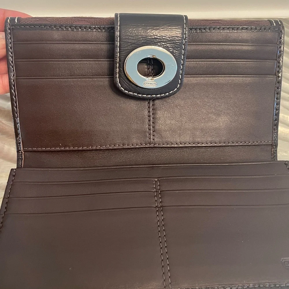 Authentic Signature Turnlock Coach Wallet - Picture 4 of 4